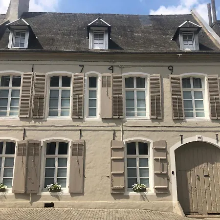 Aux Remparts De Montreuil Bed & Breakfast 3*